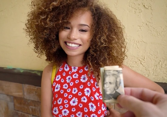 Пикапер красиво подкатил к кудрявой малышке и отъебал в подворотне за деньги