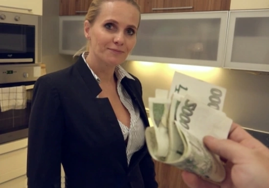 Зрелая чешкая милфа берет деньги за секс и за это ей хорошенько кончают на лицо