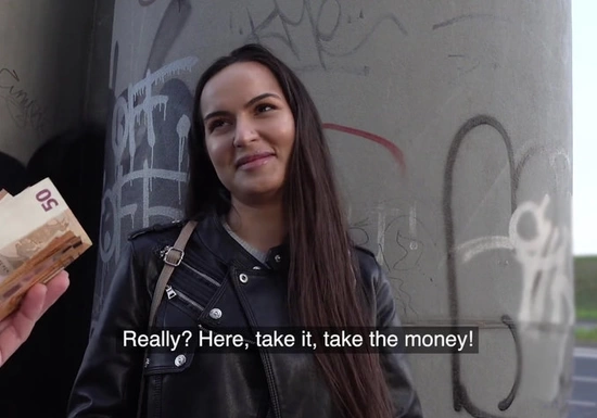 Развел и трахнул брюнетку за пару сотен евро