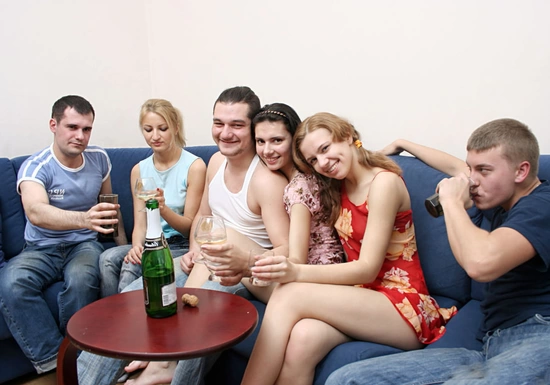 Русские парни напоили девчонок шампанским и выебали каждую, прямо на сьемной квартире