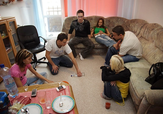 Игра в бутылочку с русскими девушками переросла в групповушку