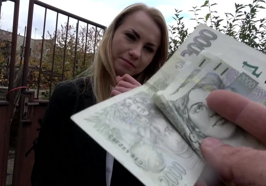 Незнакомец разводит на секс за деньги чешскую продажную шлюшку