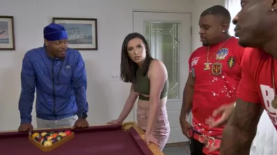 Порно: Толық әйел кискасымен бетке отырады Жаңа жылдық шыршаның жанында және бөтелкелері бар жалаңаш ер адамдар