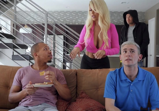 Друзья трахнул мамку своего друга с двойным проникновением