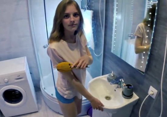 Брат кончил сестре на лицо после секса в ванной по быстому