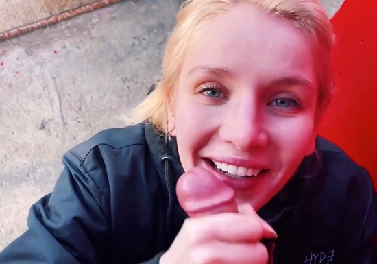 Хоть и боится спалится, но продолжат сосать в общественном месте