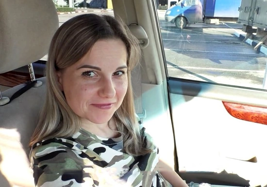 Начальник подвозит секретаршу домой, и за это кончает ей в рот