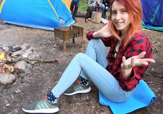 Студентка тянет парня трахать в лес, и никто о б этом не догадывается