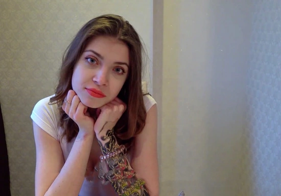 Сводный брат помог сестре кончить, чтоб не грустила от недотраха