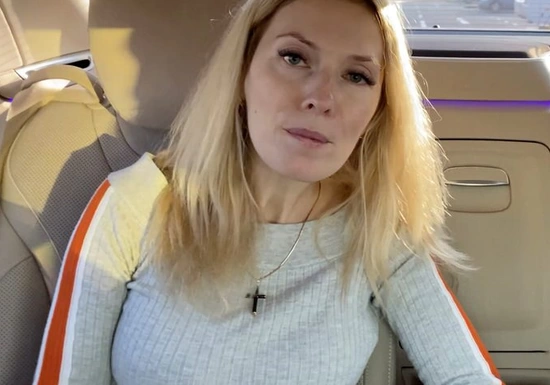 Милфа рассплатилась с таксистом Ubera, дала трахнуть и кончить внутрь