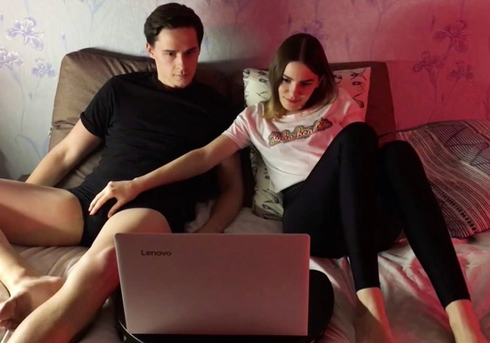 Девушке надоело смотреть скучное кино, и она полезла парню в трусы