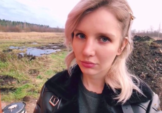 Привез красотку по дальше от города и трахнул возле недостроя