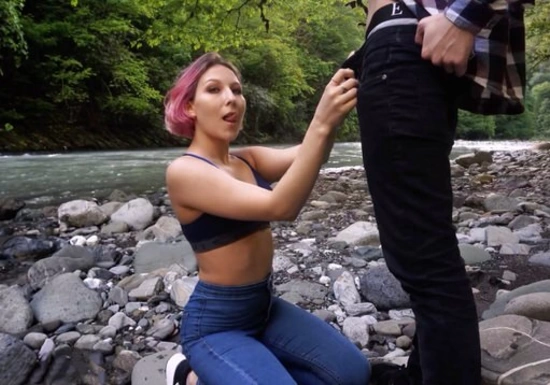 Русская пара отправилась в путешествие по горам, и теперь занимается сексом на природе