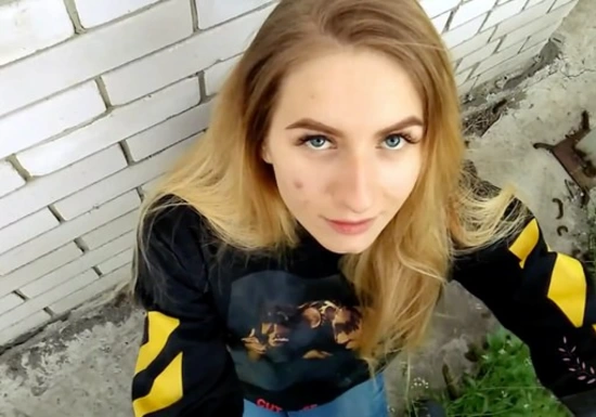 Русской парочке захотелось секса на улице и они нашли укромное местечко