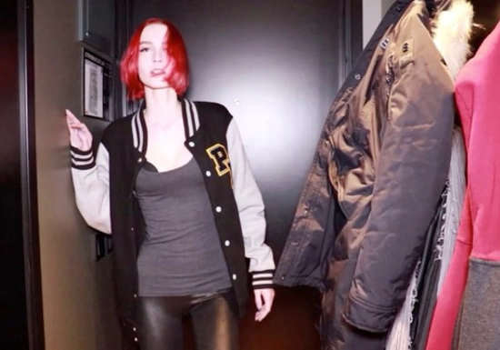 Подруга с маленькой грудью зашла к соседу, чтобы потрахаться