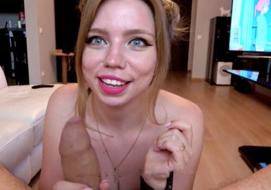 Любитель аниме снял русскую пышку и вытрахал её по домашнему