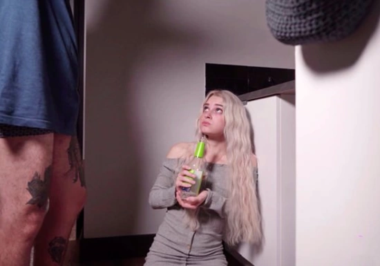 Отчим застукал девушку с пивом и развёл на грязный секс