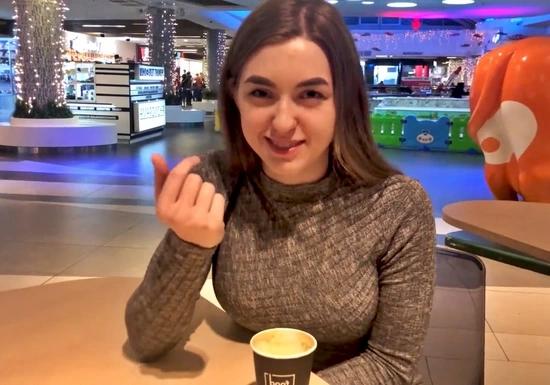 Так сильно захотела сосать, что потянула парня в туалет