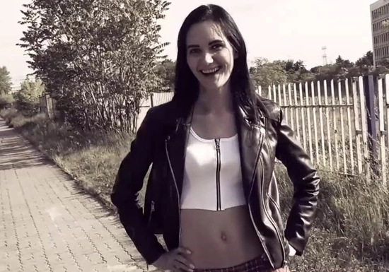 Чешская давалка дала сначала в машине, а потом еще и на природе