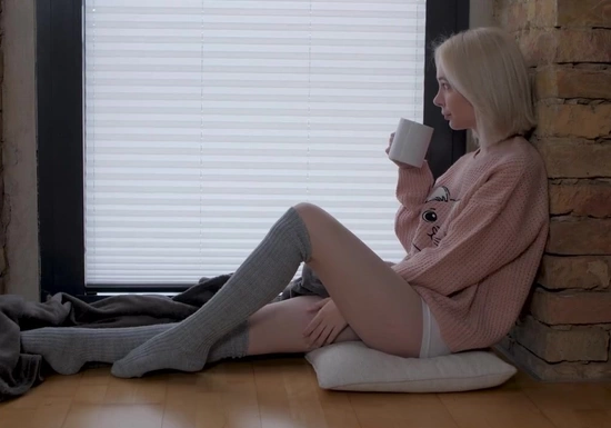 Уютная, домашняя мастурбация нежной молодой девушки