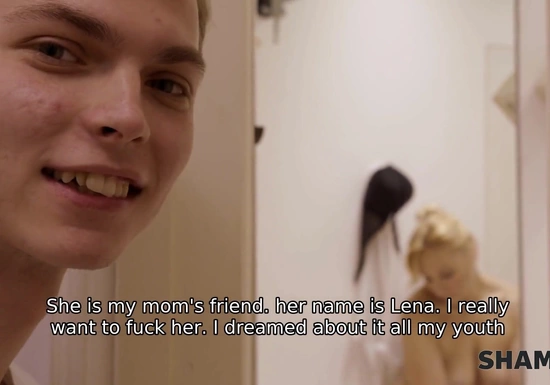 Зрелая русская мамина подруга Лена принимает душ, а пацан подглядывает