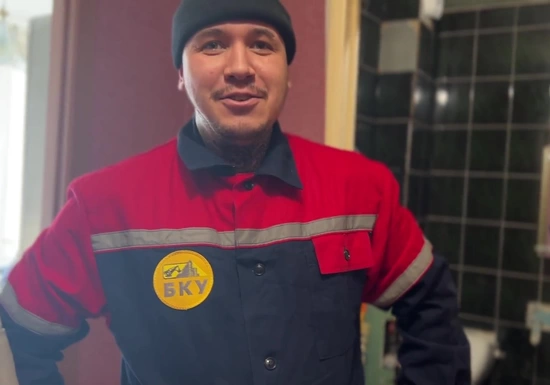 Ну что? Как у Вас тут дела? - Ну, потихонечку начинает тут всё делать... Русская жена изменила с сантехником