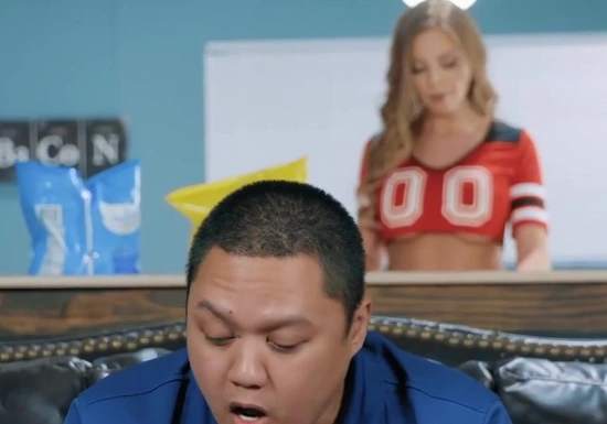 Красивая жена изменила мужу с лысым красавчиком