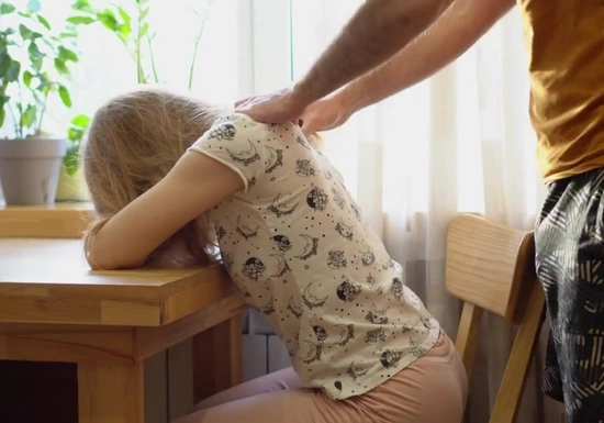 Сделал выпившей женушке массаж шеи и вытрахал на столе