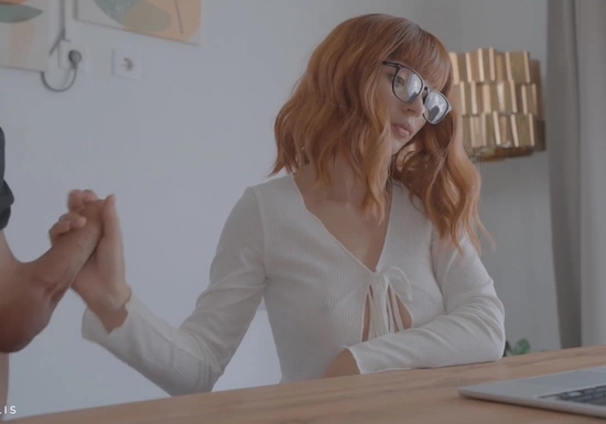 Милашка занимается сексом во время онлайн совещания