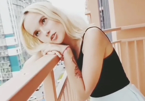 Очень нежная соседка захотела секса у мужа за спиной