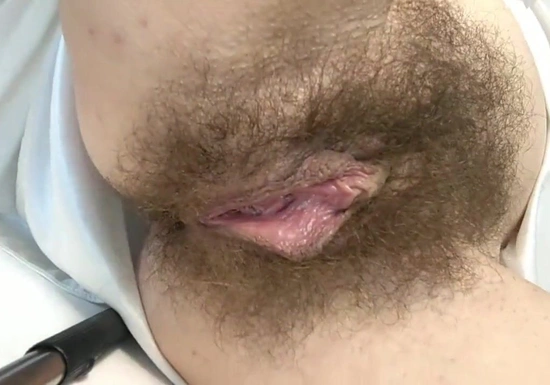 Русская мамка в халате показывает волосатую киску на кухне