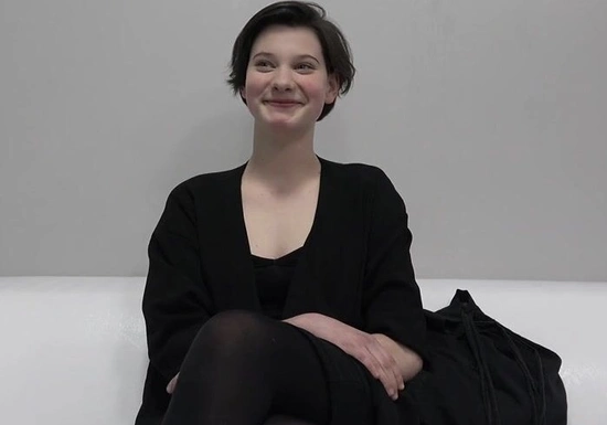 Молодая девушка пришла на секс кастинг только пофоткаться