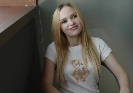 Сводная сестра не только курит, но и трахается в попу