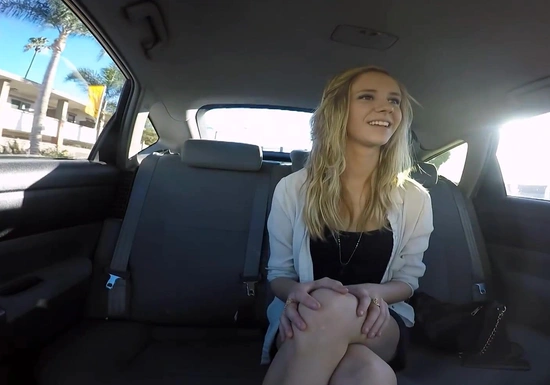 Секс с милашкой в убер такси