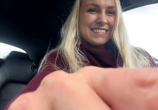 Мастурбирую в машине по дороге на шопинг
