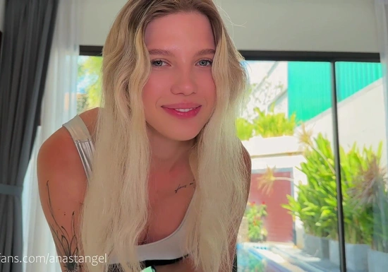 Молодая нимфоманка любит сосать члены и изменять парню!