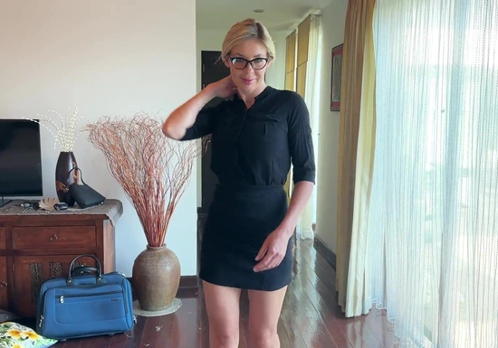 Мачеха вернулась домой возбужденной и очень голодной на секс