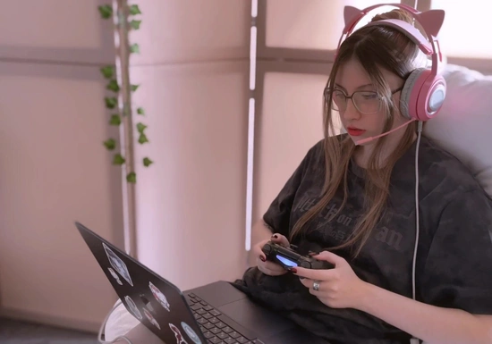 Молодая геймерша занимается сексом от безделья