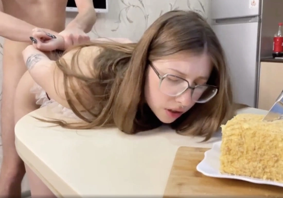 Секс на кухне со спермой на тело