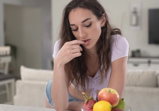 Сводная сестра соблазняет попой..