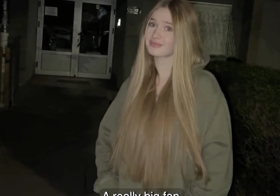 Я знаю тебя, ты порноактриса.. Я твой фанат!