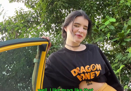 Я скакала в моче на члене в спорткаре