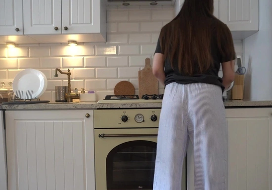 Сосед по комнате трахает меня на кухне и кончает внутрь