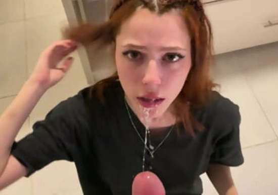 Милашка заглатывает по самые яйца, а потом трахается как шлюшка