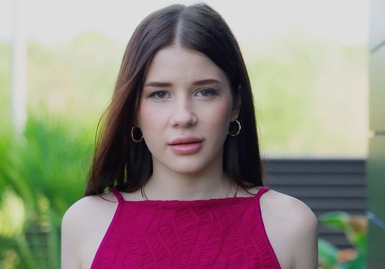 Русская милашка берёт четыре члена: двойное проникновение и два в рот без остановки