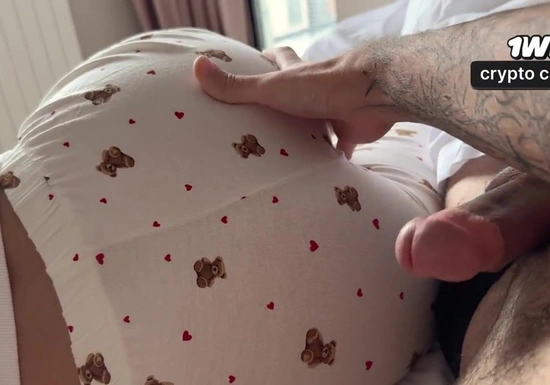 Большая жопа сводной сестры меня завела — не удержался и кончил внутрь неё