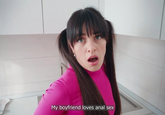 Отчим застукал меня с пробкой в попке после тренировки и предложил научить настоящему анальному сексу