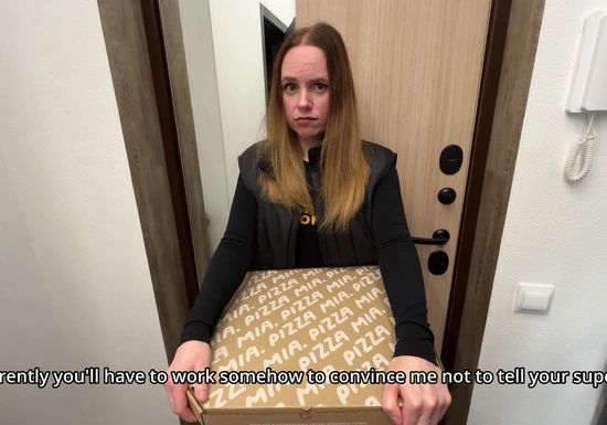 Курьерша съела мою пиццу и приняла сперму в киску