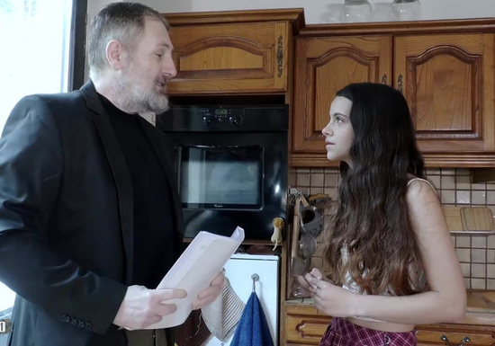 Милашка вся течет и хочет зрелого мужчину