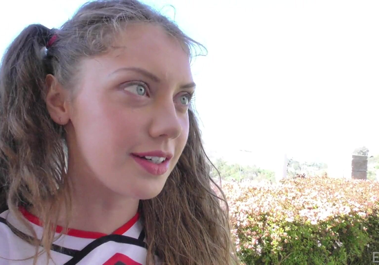 Сладкая русская чирлидерша Елена Кошка разздвинула ножки